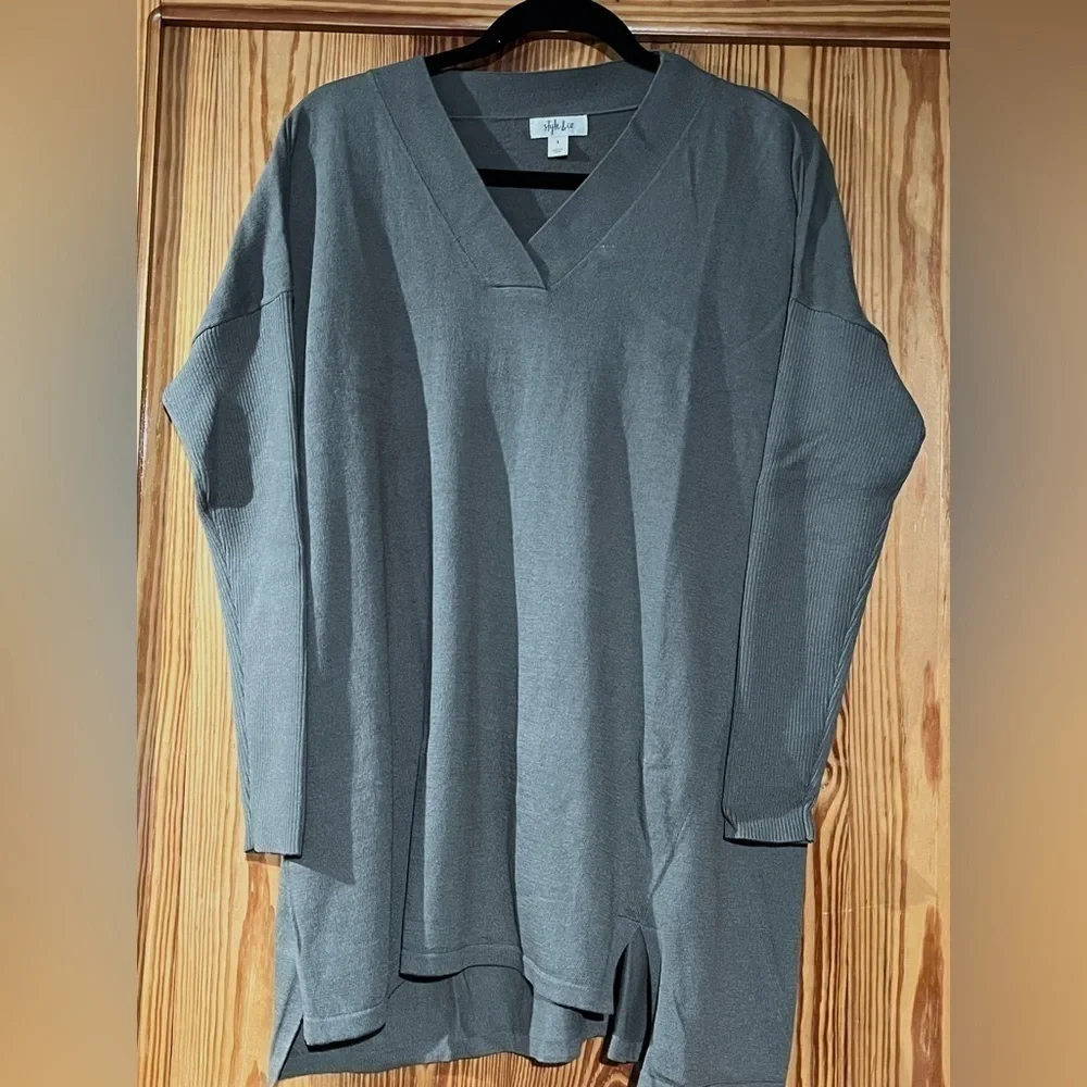 Army Green V-Neck Relaxed Fit Tunic Sweater Woman's Size Small